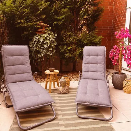 Grosses & Modern Ausgestattetes Mit Terrasse Springe